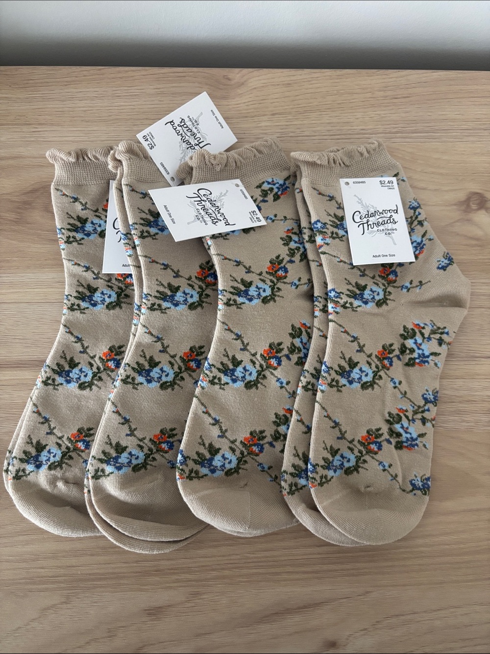 women’s floral beige ruffle socks adult one size set of 4 NWT